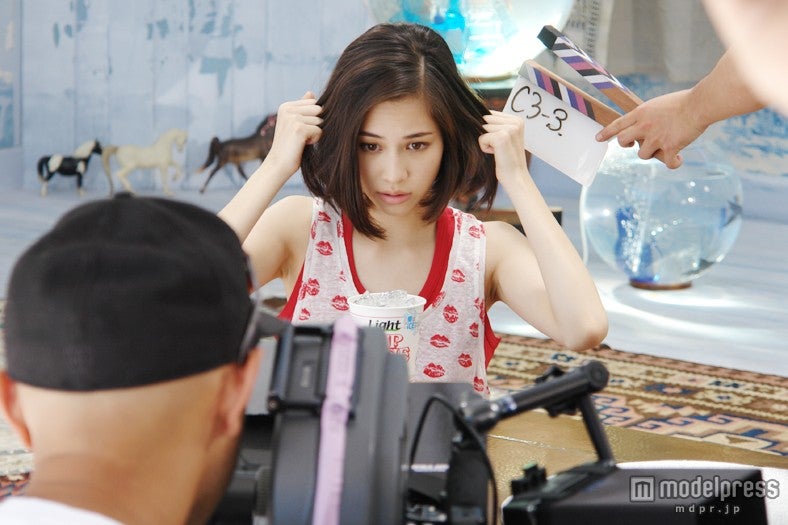 水原希子／ICEカップヌードル新CM「氷入れすぎた」篇メイキングカットより