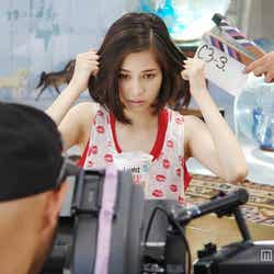 水原希子/ICEカップヌードル新CM「氷入れすぎた」篇メイキングカットより