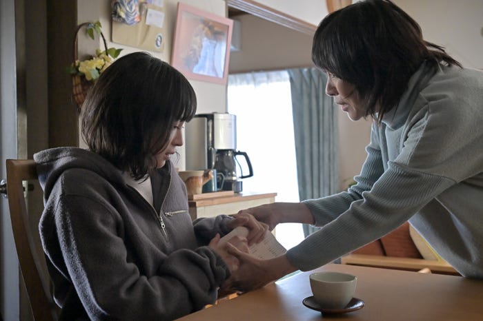 広瀬すず、西田尚美「クジャクのダンス、誰が見た?」第8話(C)TBS