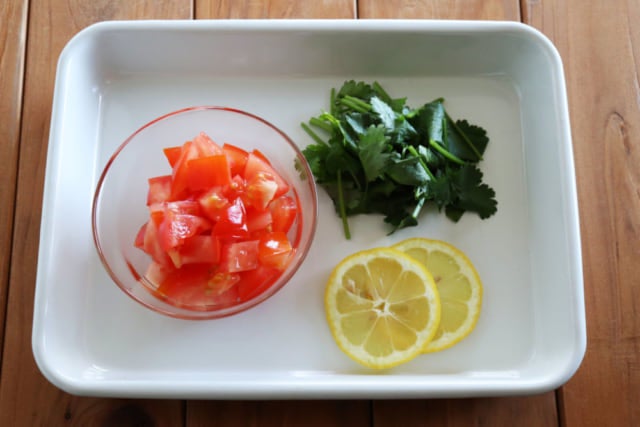 角切りにしたトマトとパクチーとレモン