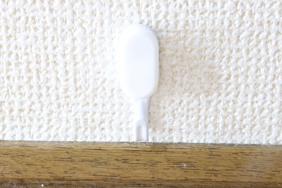 壁面にしっかり固定ピンフック（クロスタイプ、ダブル、ホワイト）　キャップを装着