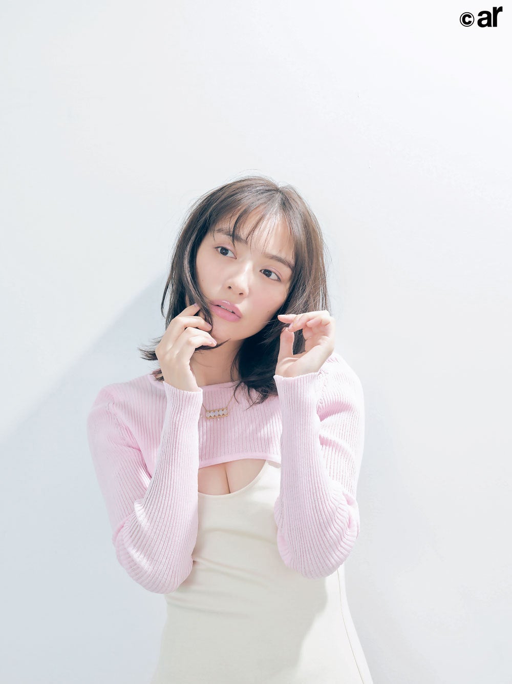 内田理央、谷間チラ見せコーデで“恋するオーラ”