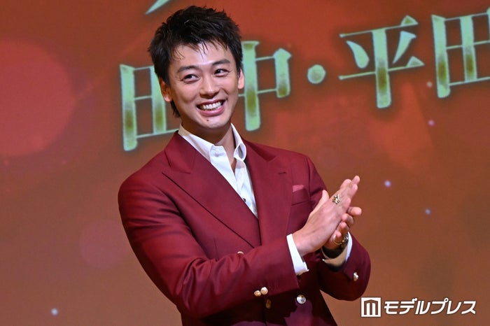 竹内涼真、真っ赤なスーツ姿で登場「あんたが」プロデューサーを鼓舞「僕ら同世代がこれからも面白いものを作っていこうじゃねえか！」【2026年エランドール賞】