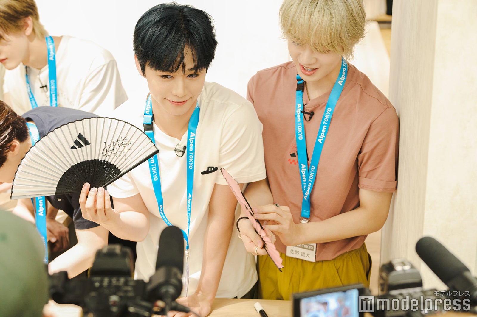 サイン入りの扇子をアピールする後藤とサインがめっちゃきれいに書けた佐野（C）モデルプレス