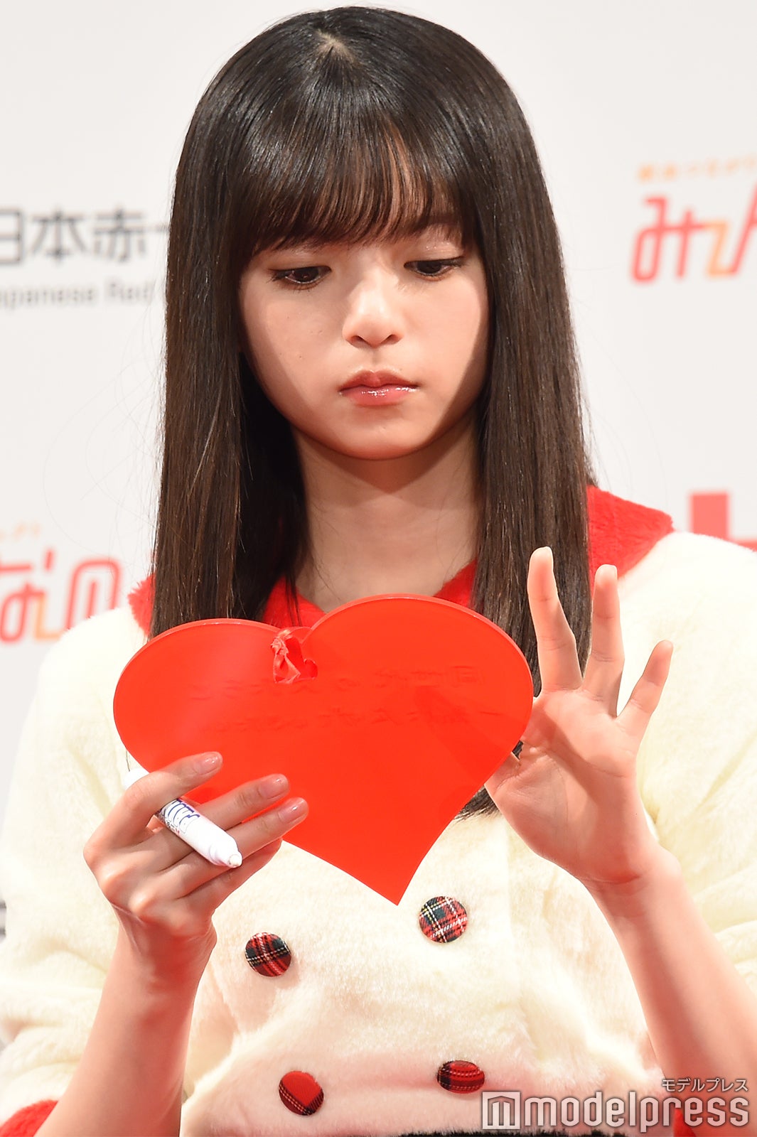 サインを書く前にオーナメントのホコリを払う齋藤飛鳥 （C）モデルプレス