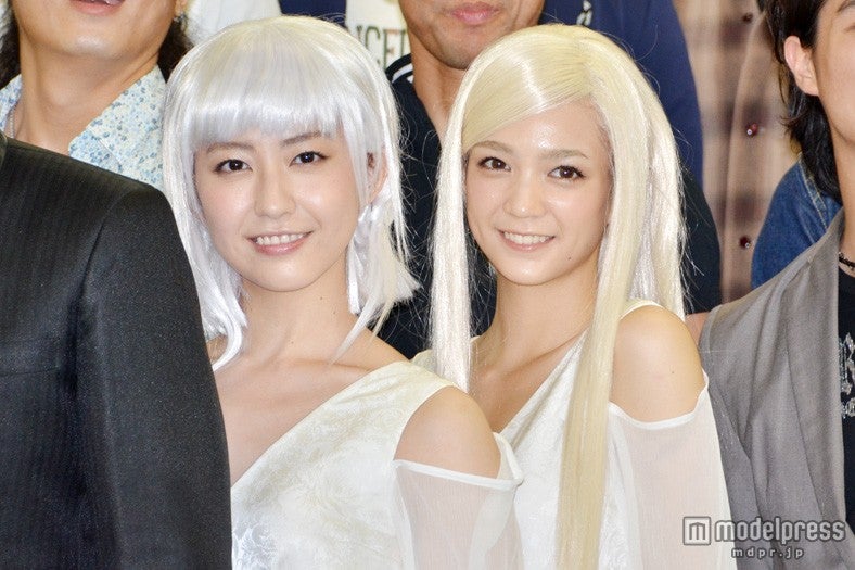 （左から）黒田有彩と初音