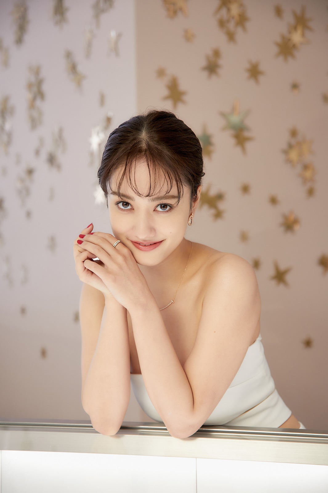 谷まりあ（C）2021 Tiffany and Company.