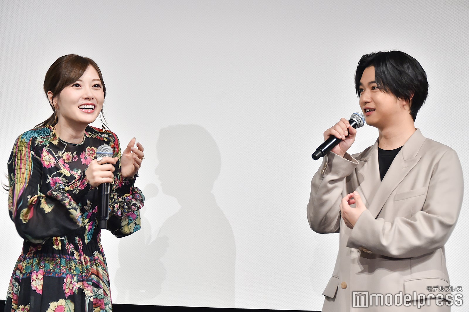 お互いの呼び名を決める白石麻衣、千葉雄大 （C）モデルプレス