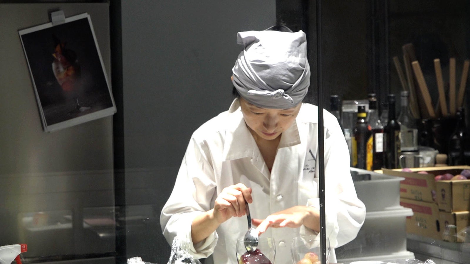 仕事の様子（写真提供：関西テレビ）