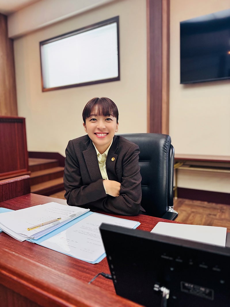 鳴海唯「テミスの不確かな法廷」（提供写真）
