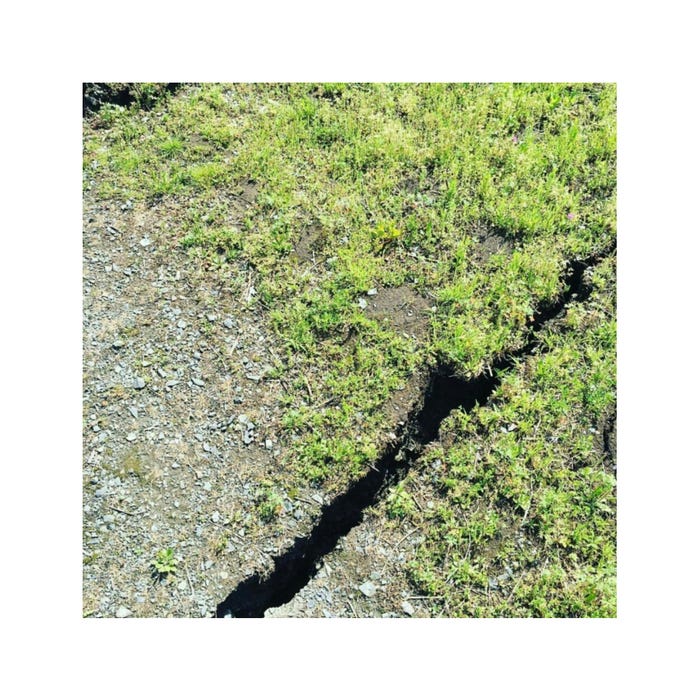 割れた地面/真山景子オフィシャルブログ(Ameba)より