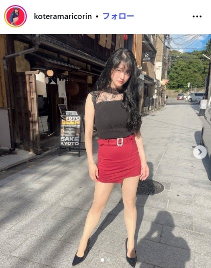 可愛すぎる新喜劇女優”小寺真理、タイトミニスカから美脚スラリ「脚