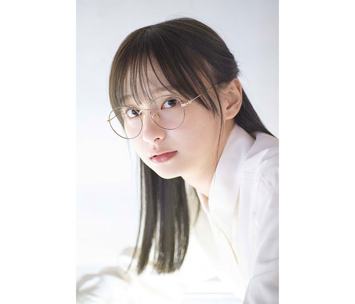 日向坂46・影山優佳、『伊達』だけど落ち着くレアなメガネ姿をTSUTAYA 