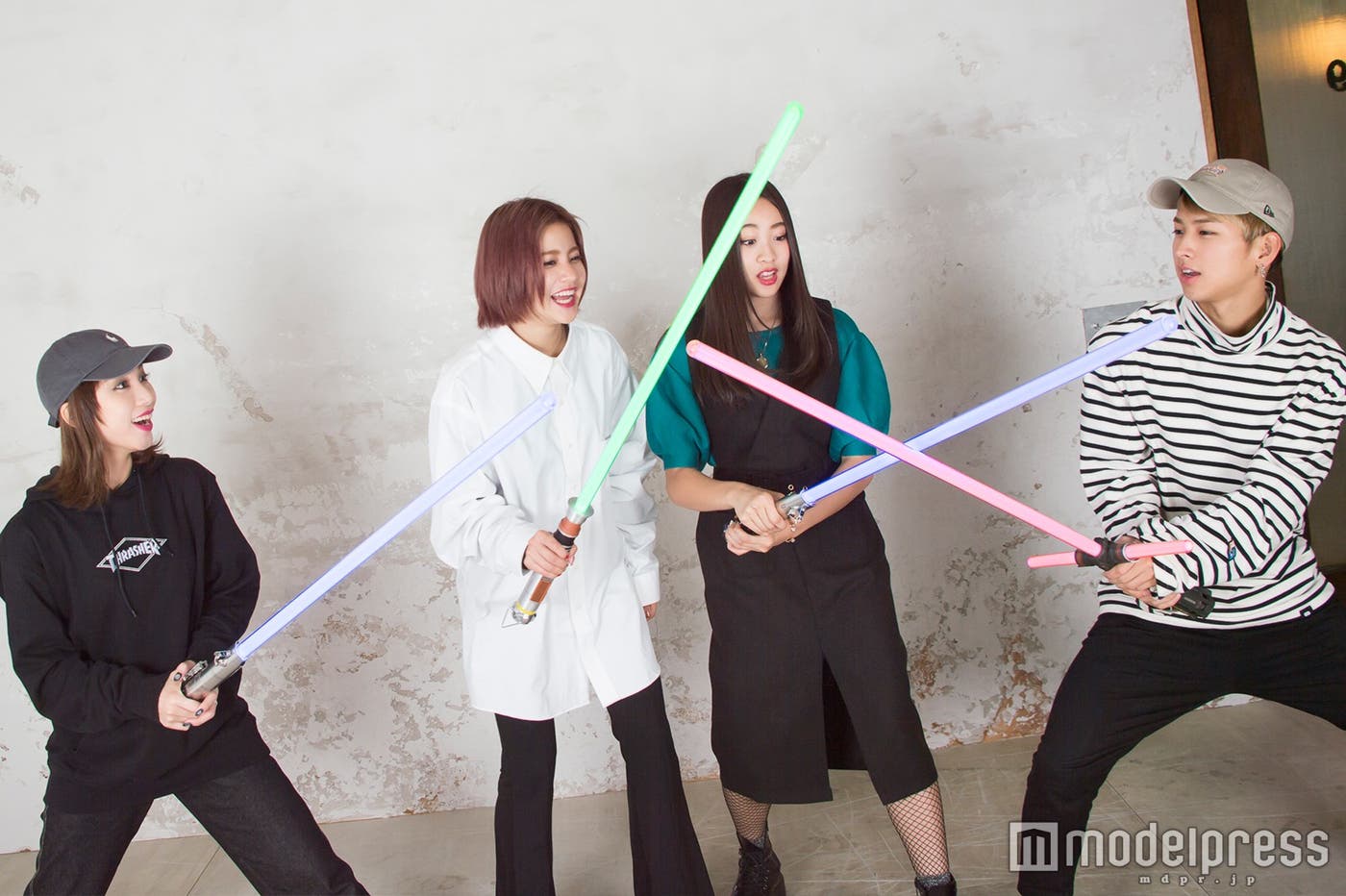 ライトセーバー同士がぶつかると音が出る仕組みに驚く4人(C)モデルプレス