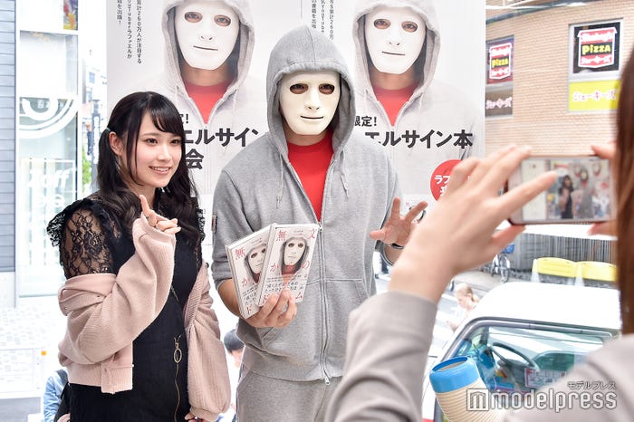 ラファエル初自伝本『無一文からのドリーム』サイン本お渡しイベントの様子(C)モデルプレス