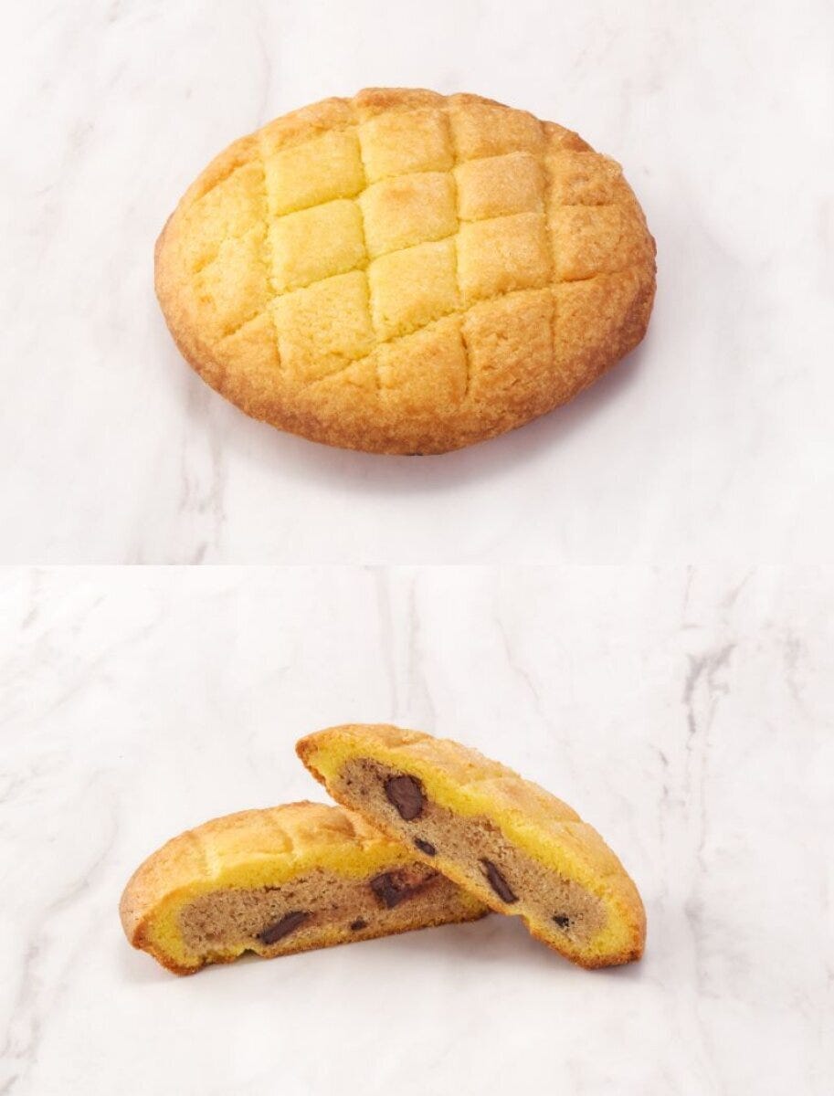 セブンのチョコクッキーの全体像と半分に割った断面
