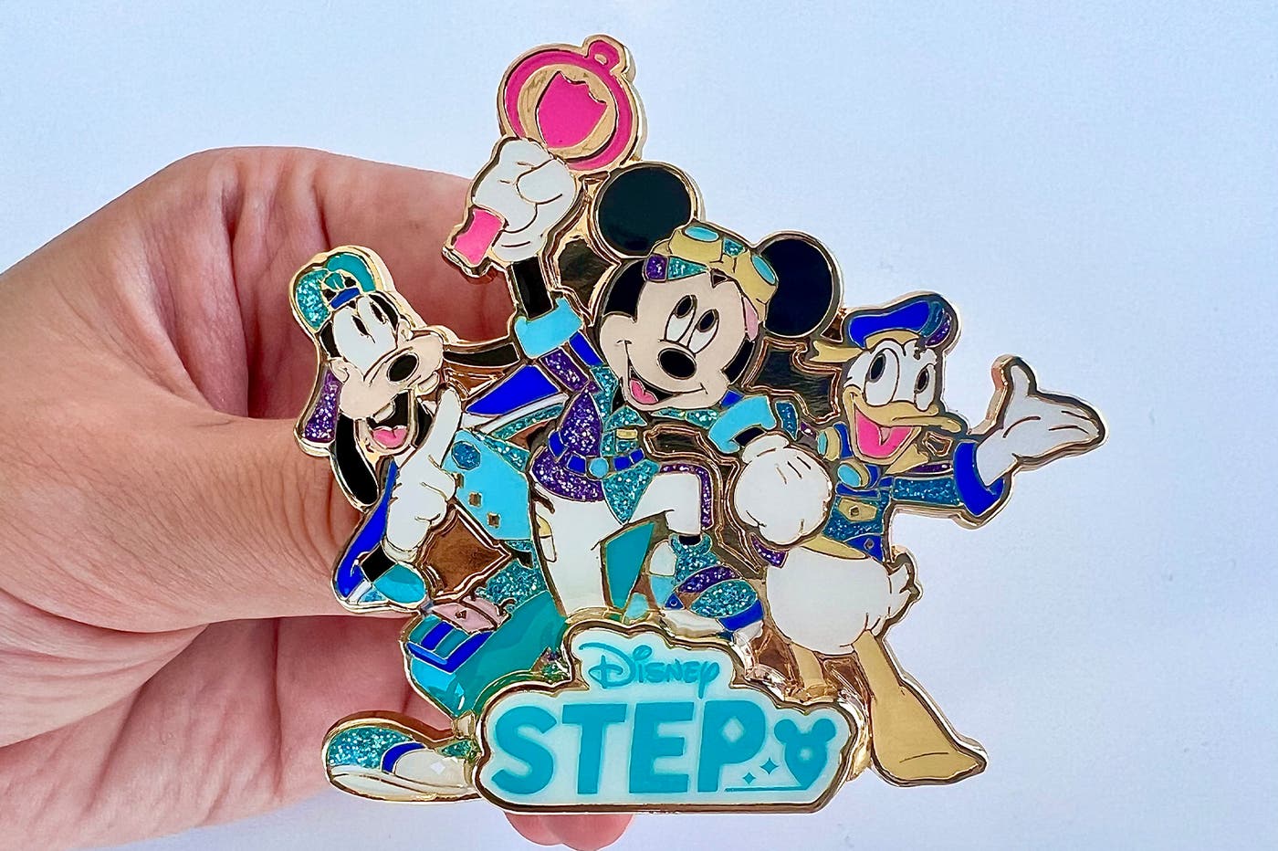 「リアルトレジャー」プレゼントキャンペーン第2弾のピンバッジ(提供画像)