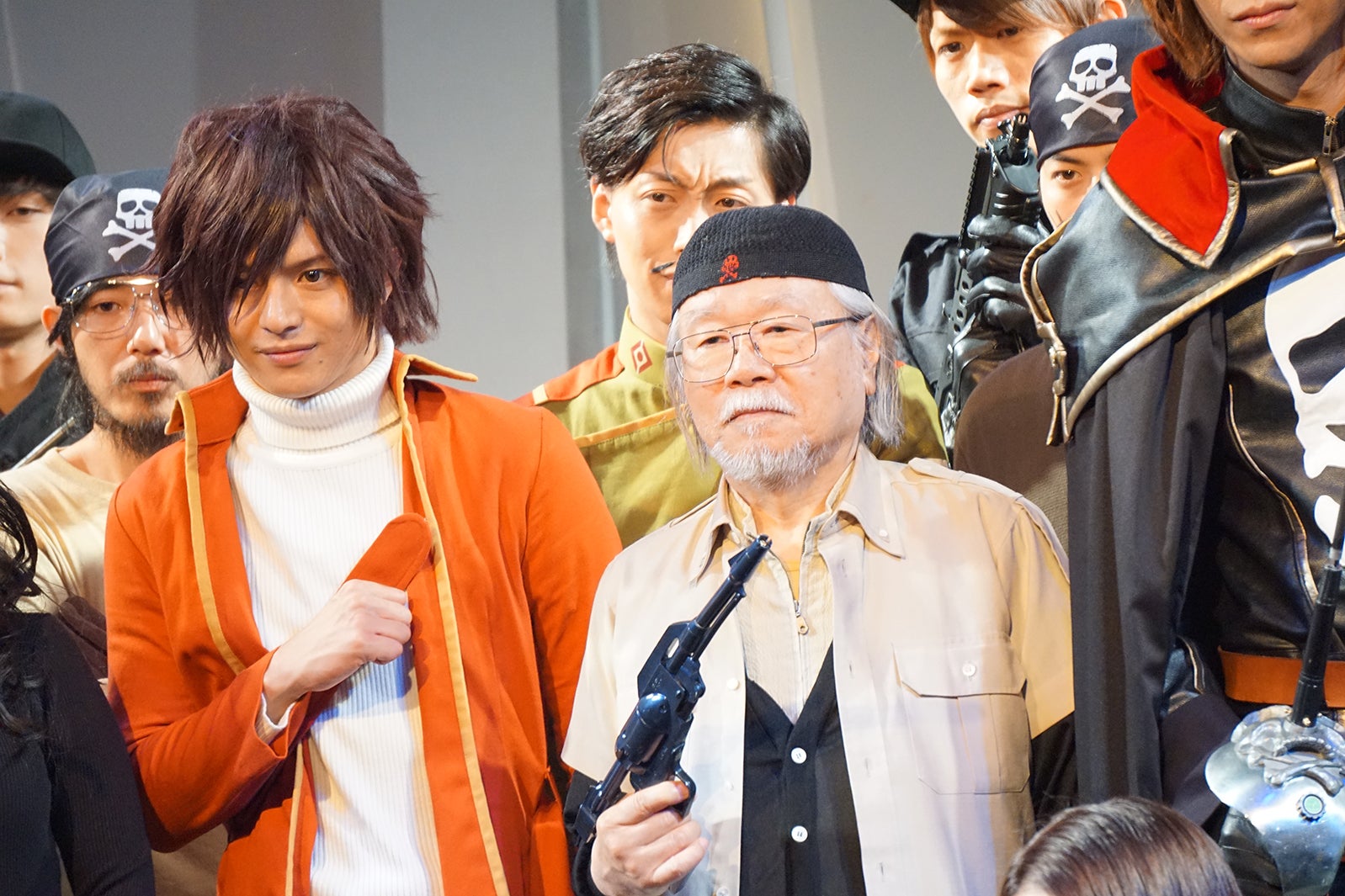 （左から）鈴木勤