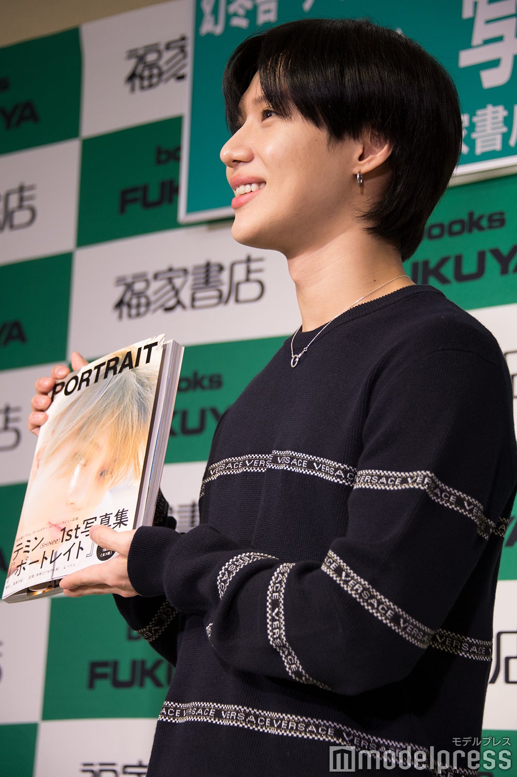 写真集を手に、「髪の色が違うけど、僕です」と補足するテミン （C）モデルプレス