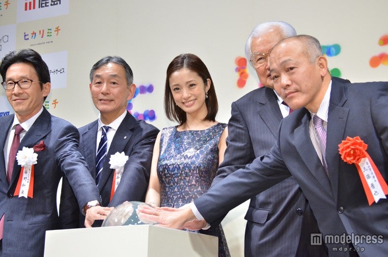 （中央）上戸彩