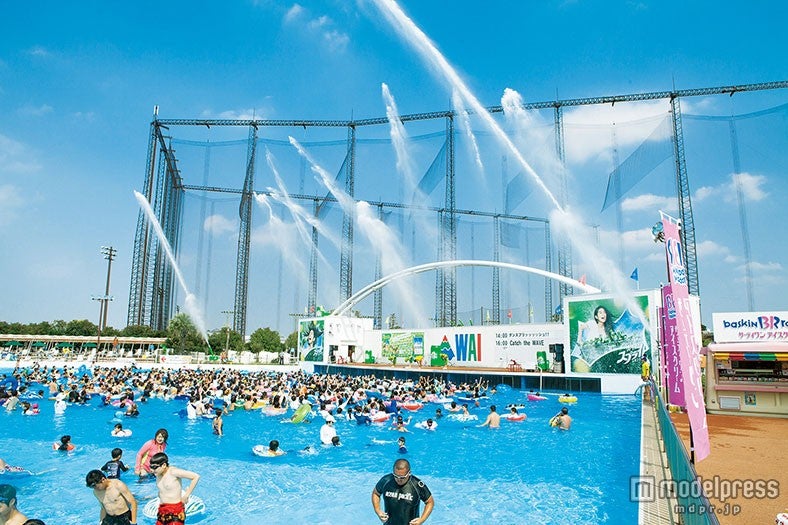 10トンの放水ショーや夜のビアガーデンも 南国気分のプールがオープン 女子旅プレス 10トンの放水ショーや夜のビアガーデンも 南国気分のプールがオープン 女子旅プレス