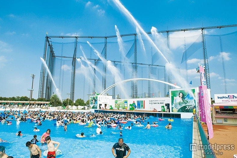 10トンの放水ショーや夜のビアガーデンも 南国気分のプールがオープン