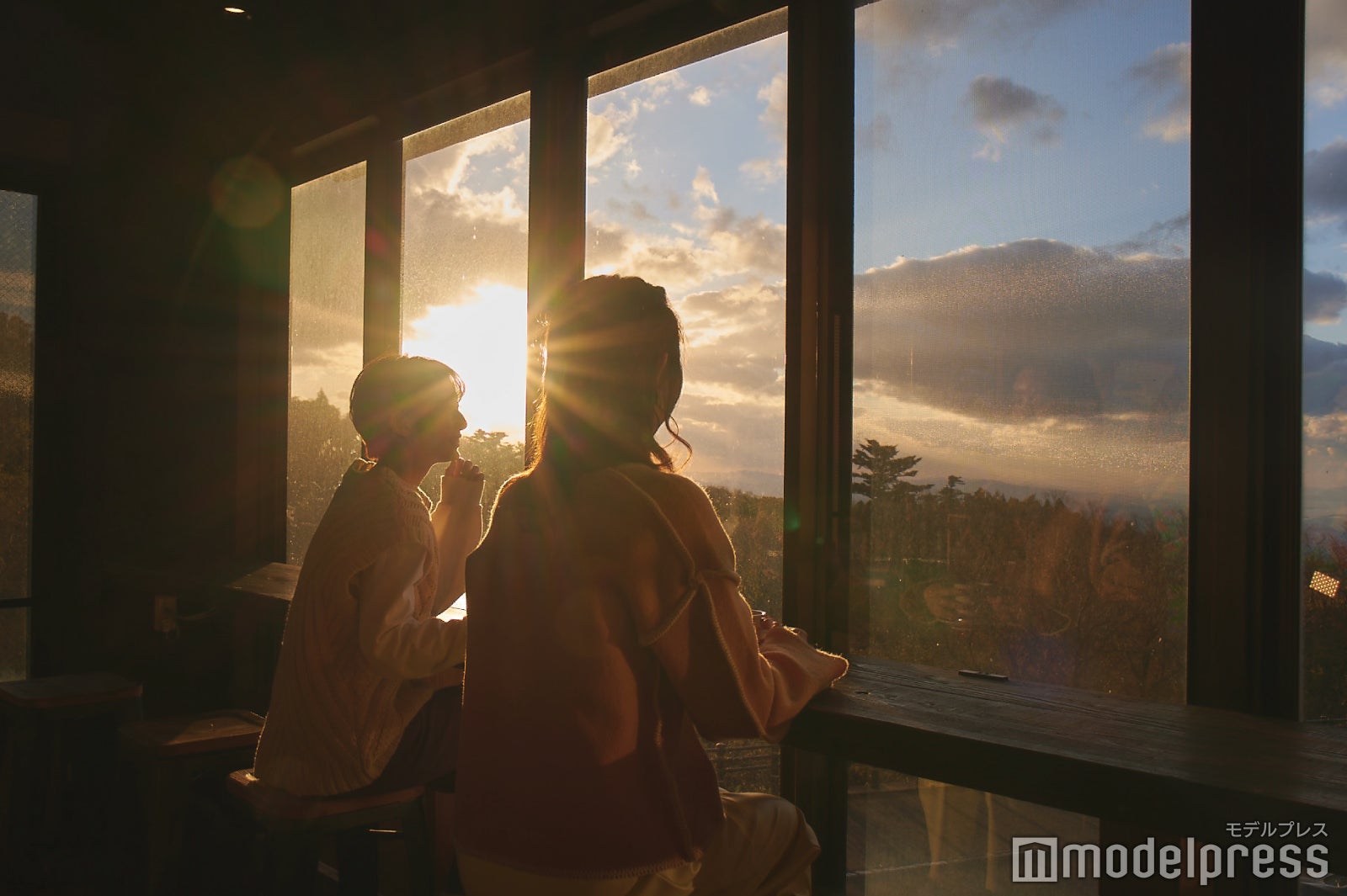 眺めの良いカウンター席は、サンセットタイムに座るとエモい光景に（C）モデルプレス