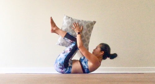 息を吐きながら膝を曲げて、体を丸くするようにして、両手で持っているクッションもしくは枕を両膝に渡すようにします。