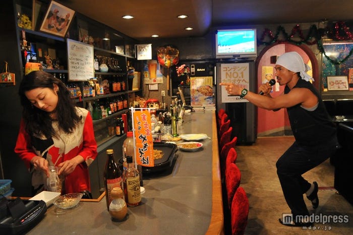 ドラマ「スターマン・この星の恋」へ出演するEXILE・KENCHI(右)と小池栄子(左)