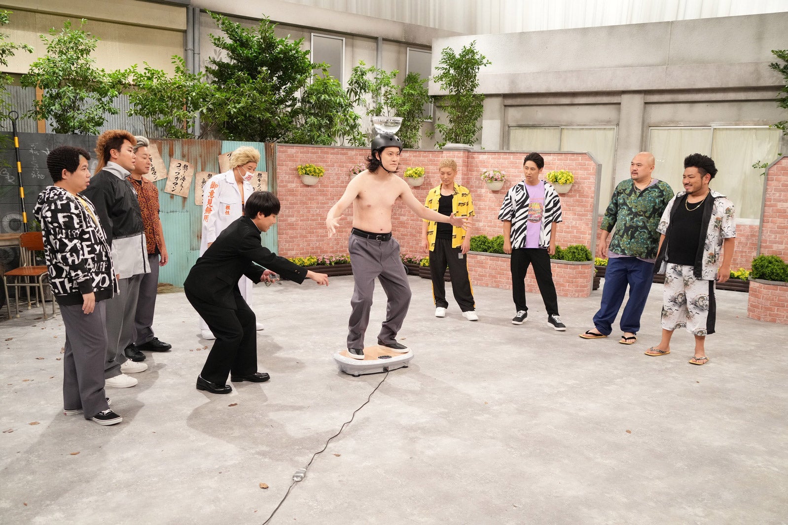 （左から）せいや、岡部大、松尾駿、秋山寛貴、長田庄平、粗品、嶋佐和也、屋敷裕政、坂井良多、金ちゃん（C）フジテレビ