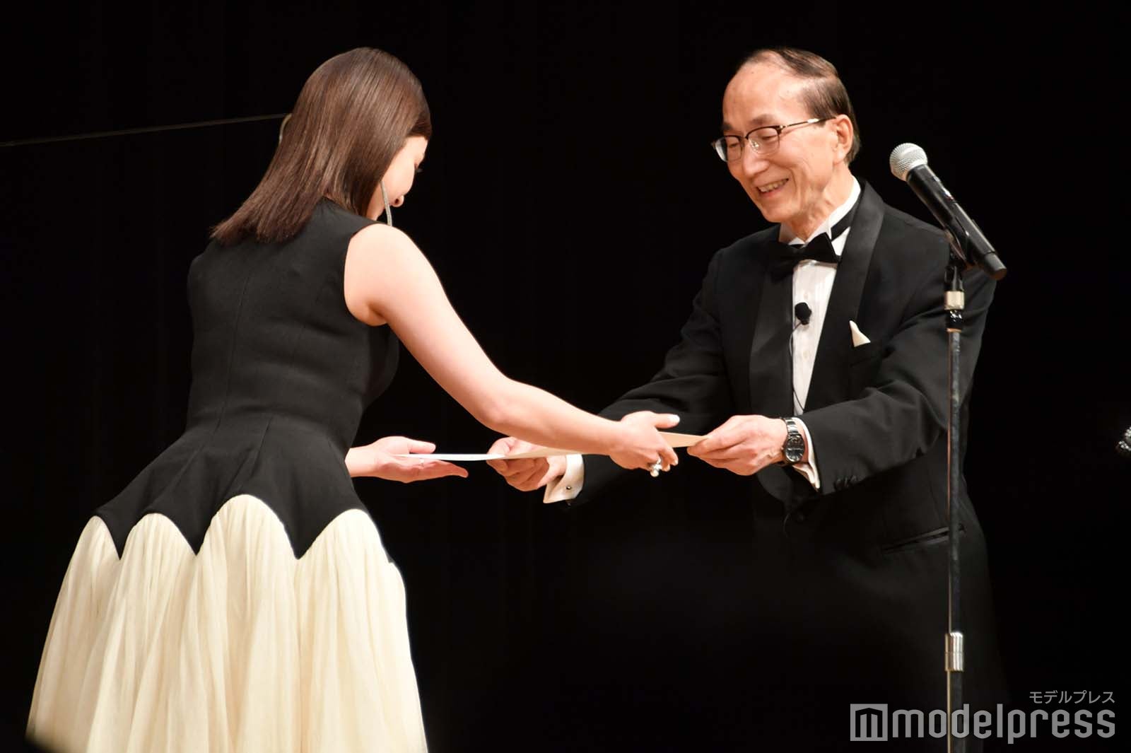 表彰される平祐奈 （C）モデルプレス