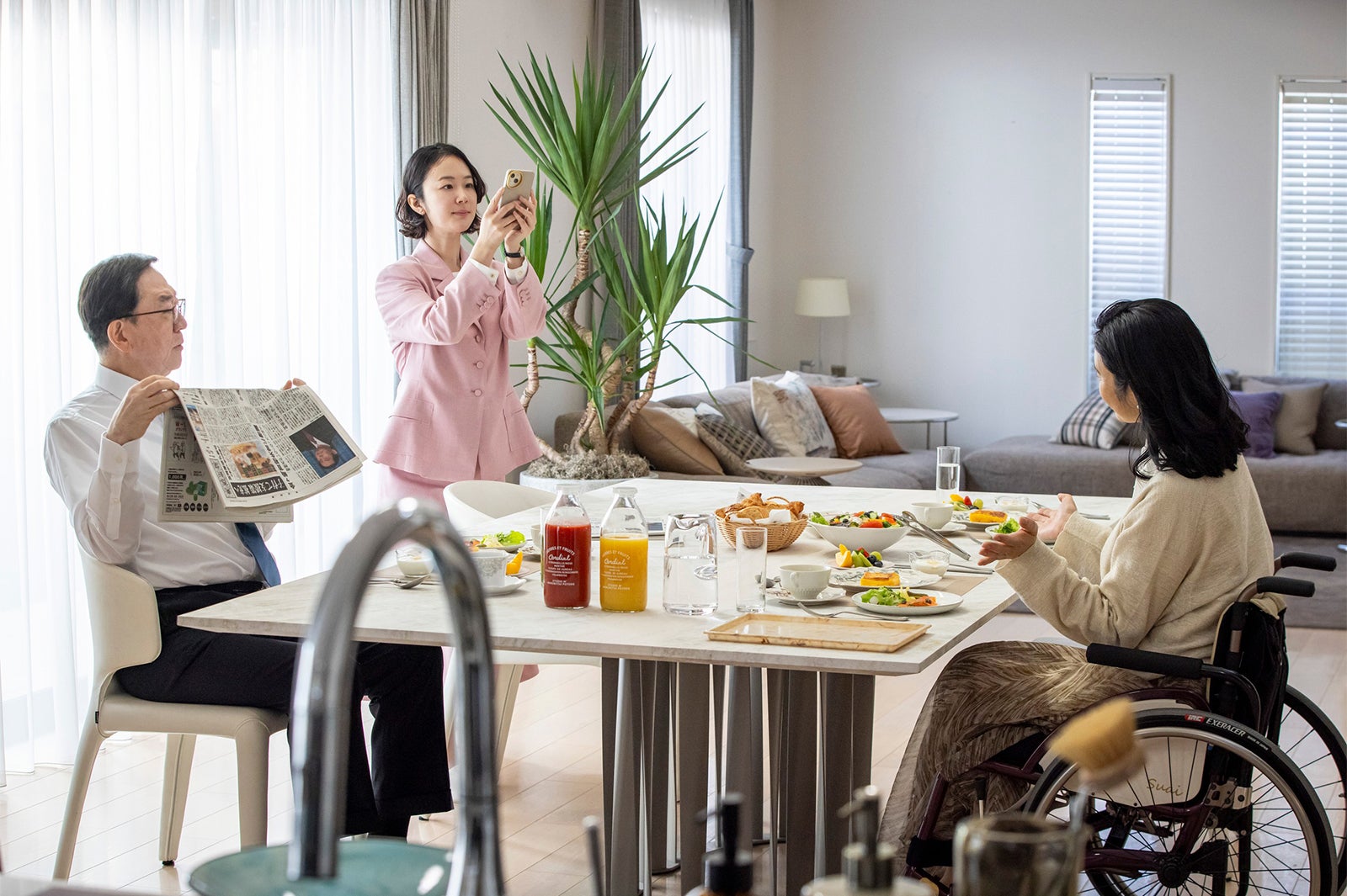 坂東彌十郎、黒木華、小雪「銀河の一票」第1話（C）カンテレ・フジテレビ