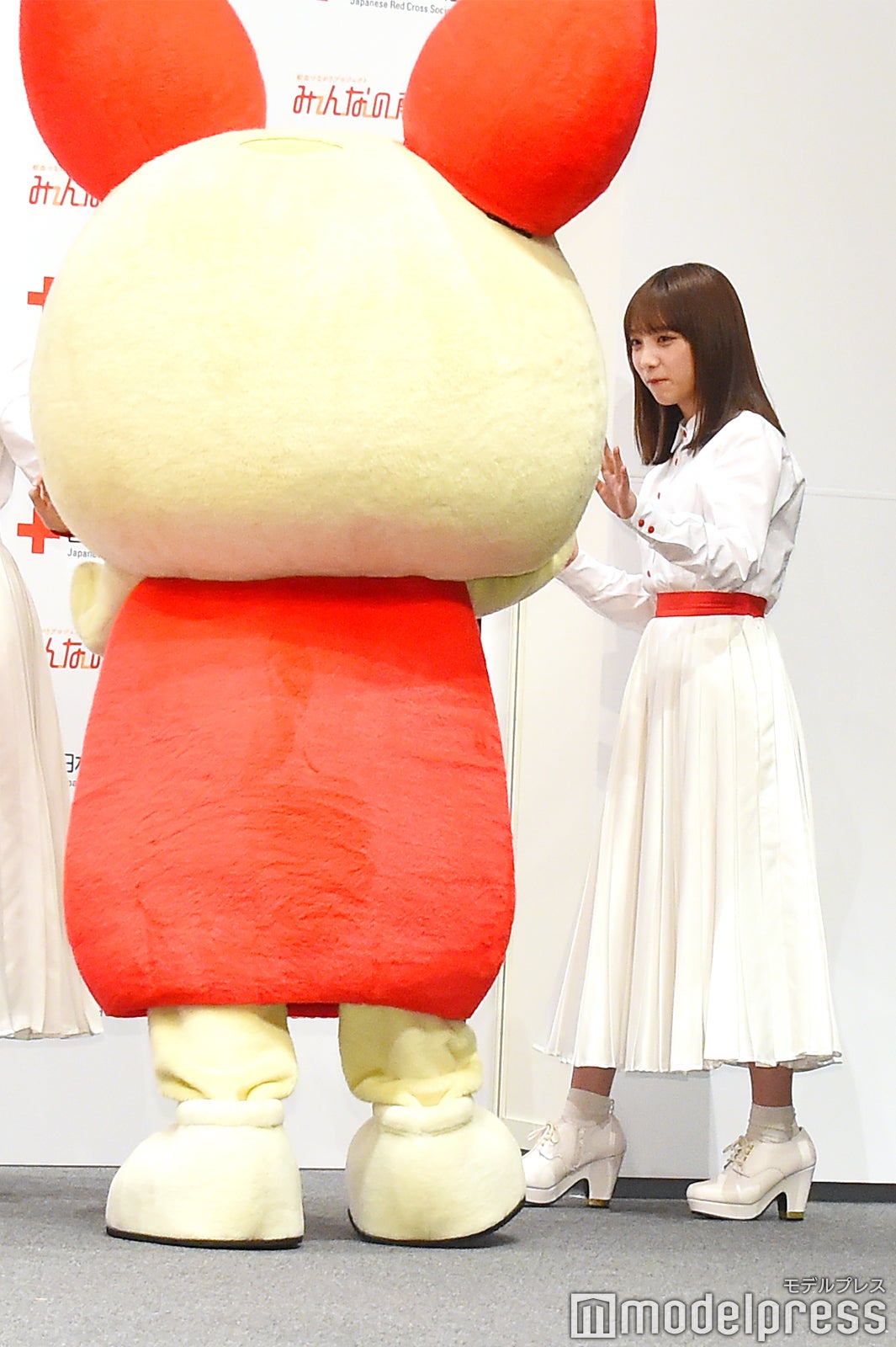 与田祐希、けんけつちゃんとハイタッチ （C）モデルプレス