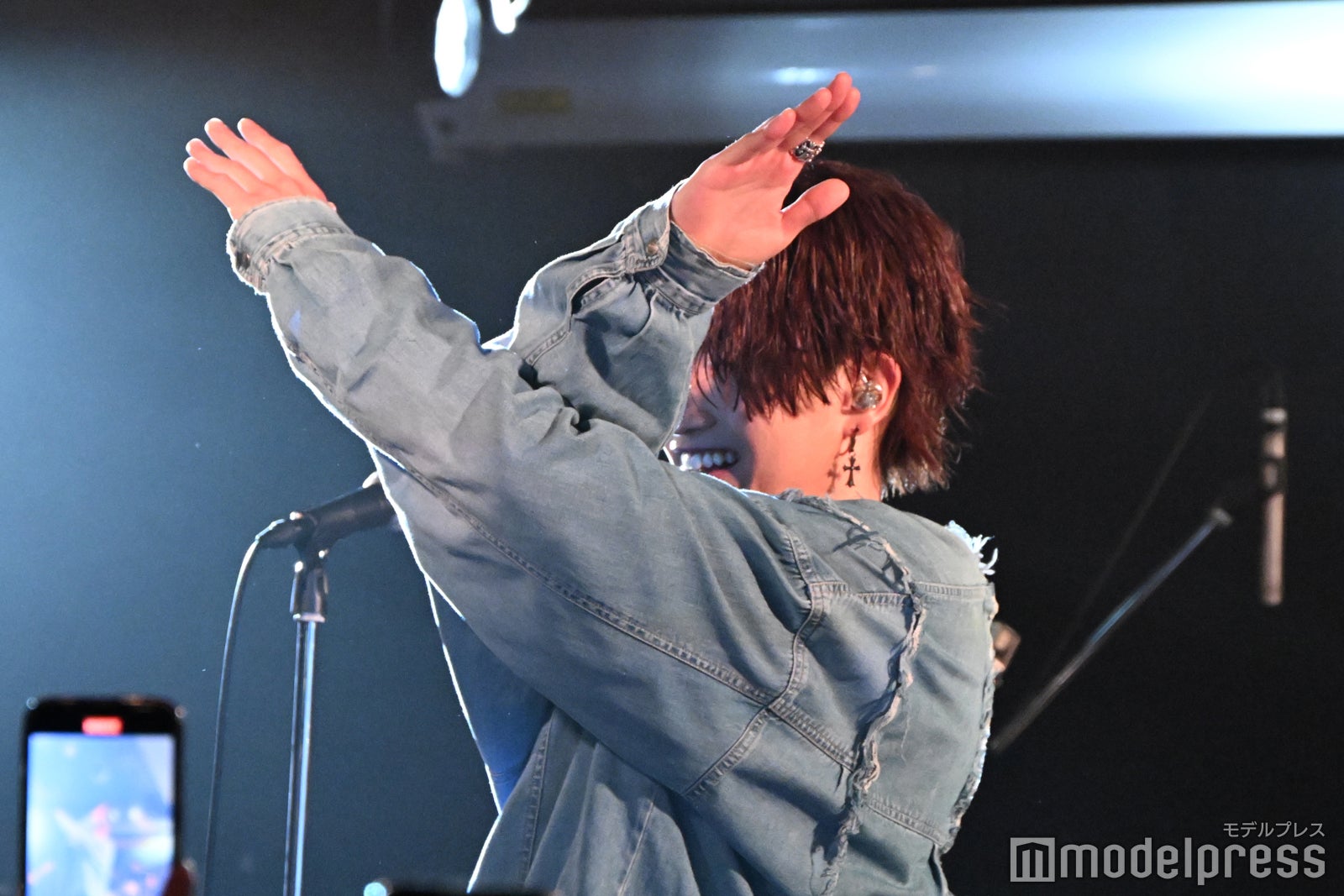 撮影OKタイムが終わったことを伝える綱啓永（C）モデルプレス