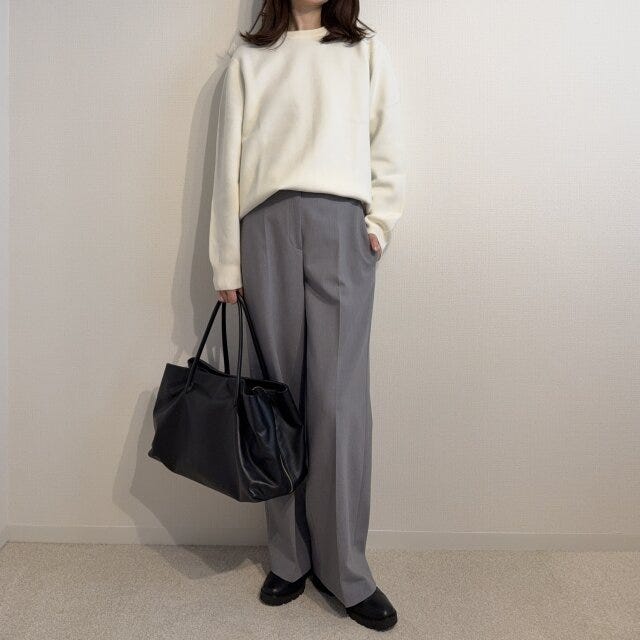 ユニクロウォッシャブルミラノリブクルーネックセーターとセンタープレスパンツコーデ