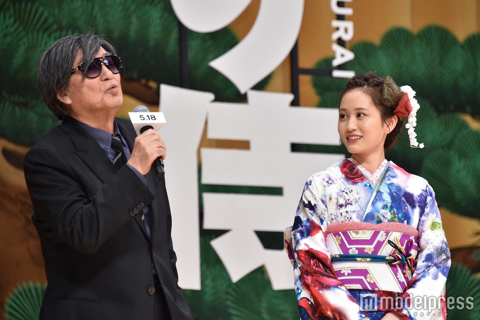 鶴橋康夫監督、前田敦子（C）モデルプレス