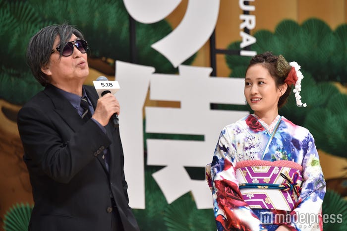 鶴橋康夫監督、前田敦子(C)モデルプレス