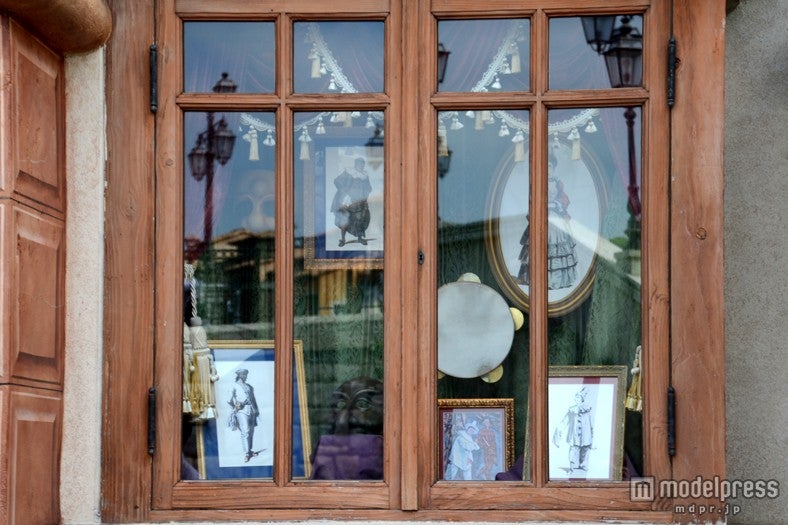 ビリエッテーリアのショーウィンドウに答えが