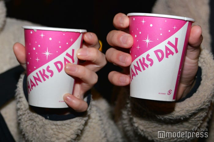 コップは「THANKS DAY」デザインに/「サンクスデー」より(C)モデルプレス(C)Disney
