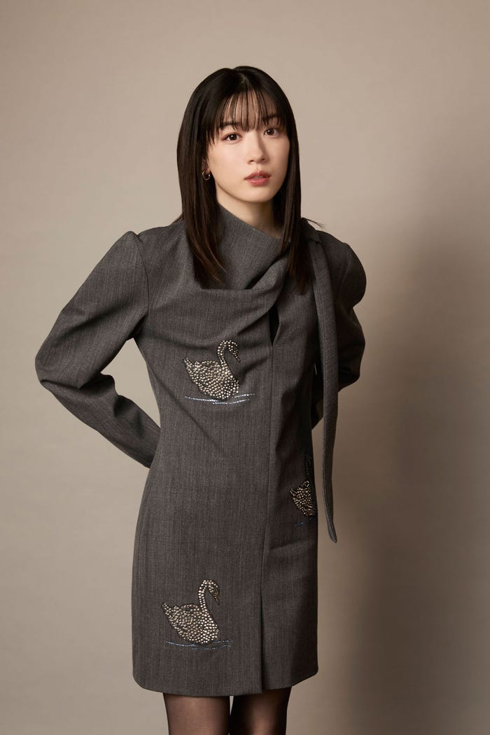永野芽郁/ヘア&メイク:KUBOKI(aosora)、スタイリスト:岡部美穂/Miho Okabe、ドレス¥149,600(参考価格)MSGM/アオイ︎03-3239-0341 その他/スタイリスト私物(提供写真)