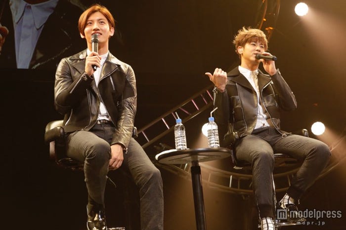 終始笑いの絶えないトークでファンを楽しませる