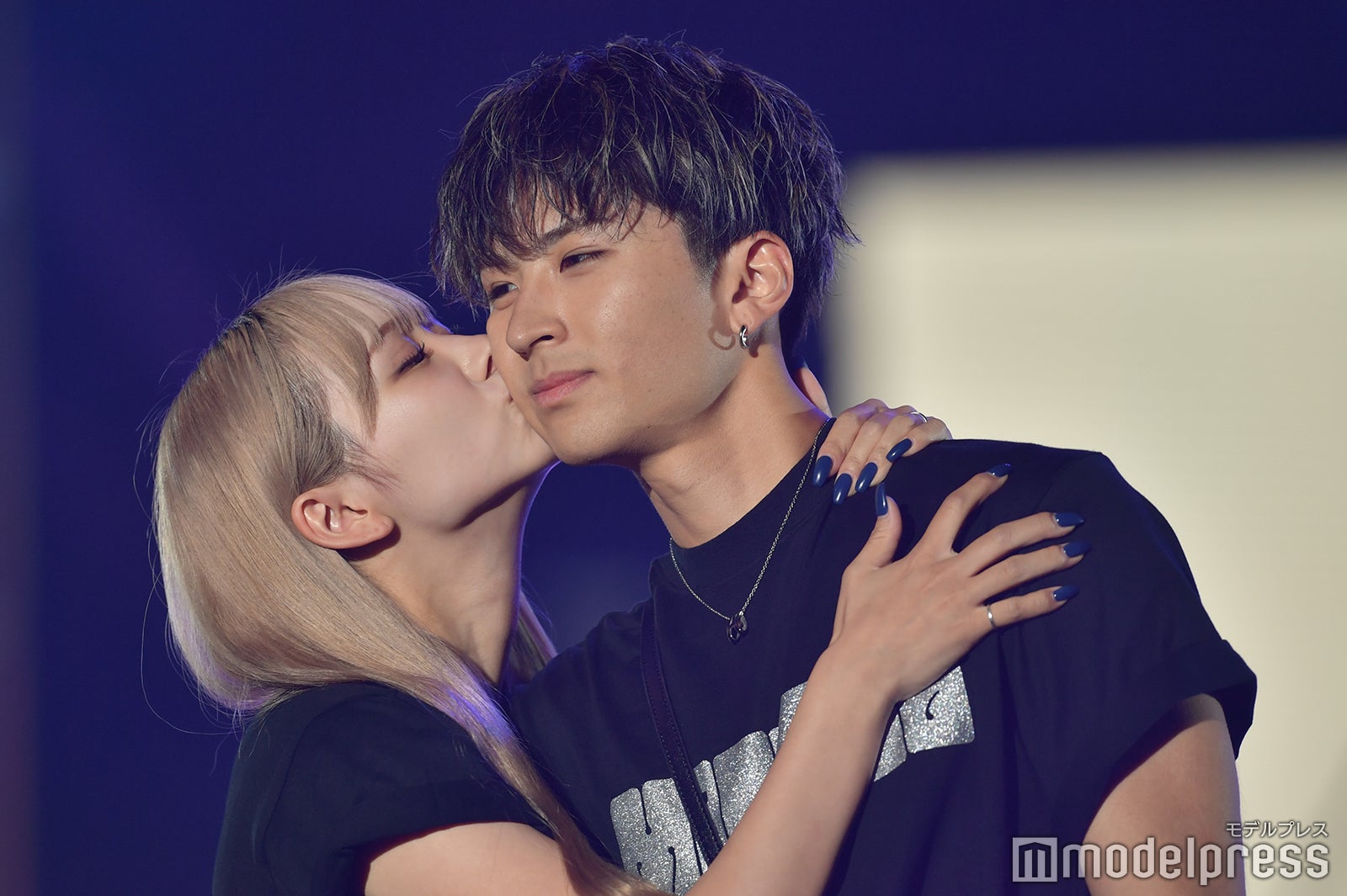 「今日好き」2児の親・しゅんまや夫妻、ランウェイ上で“ほっぺにチュー” 照れて密着も＜TGC teen 2023 Summer＞