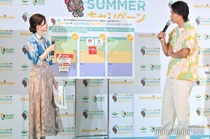 グアムプランの説明を受ける鈴木伸之(C)モデルプレス