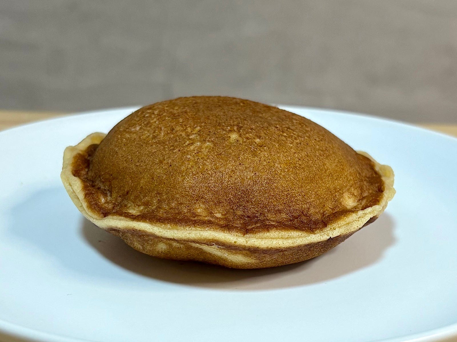 パンパンに詰まっていることが分かるこの厚み！ どら焼き生地の香ばしさにテンション上がります