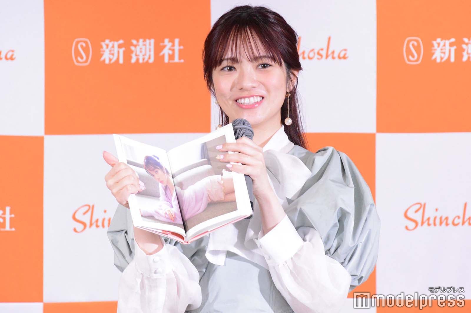 お気に入りカットを披露する宮田愛萌 （C）モデルプレス