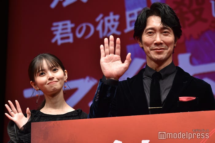 父娘役を演じた齋藤飛鳥&佐々木蔵之介(C)モデルプレス