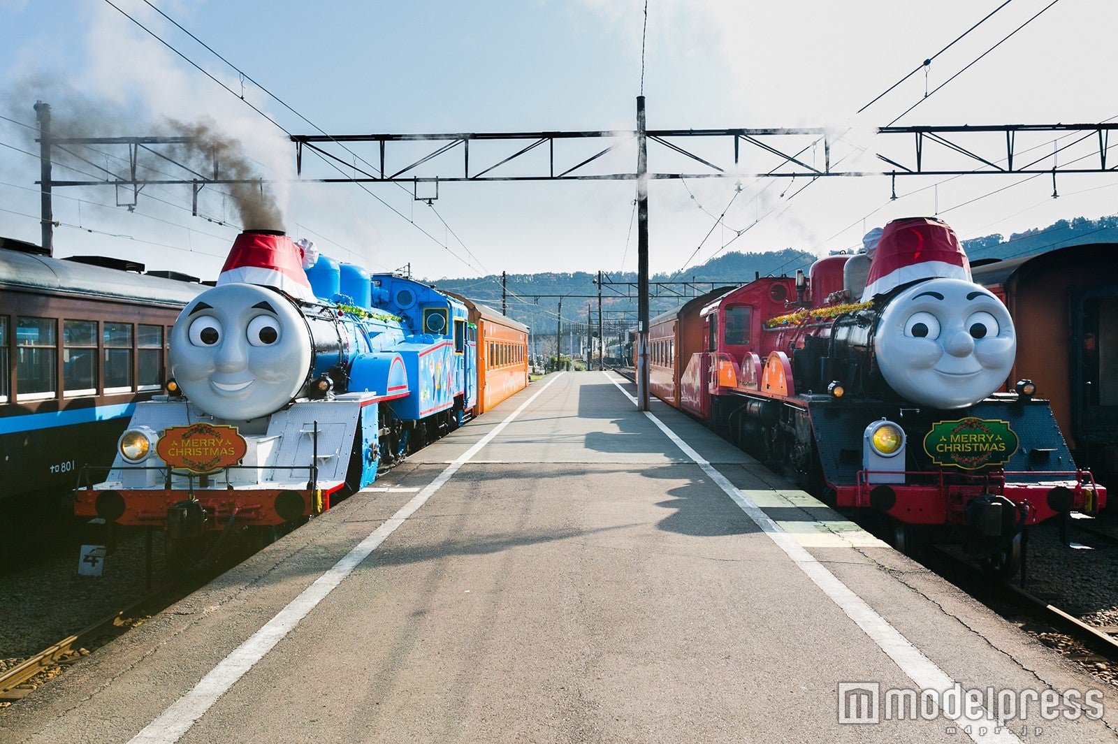 Xmas装飾の実物大きかんしゃトーマス号が特別運転