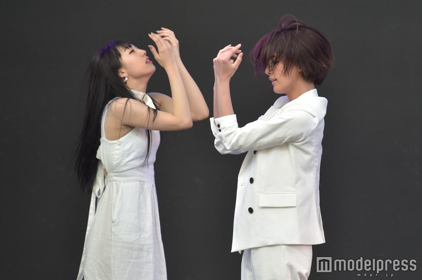 左から：重留真波、藤井萩花 （C）モデルプレス