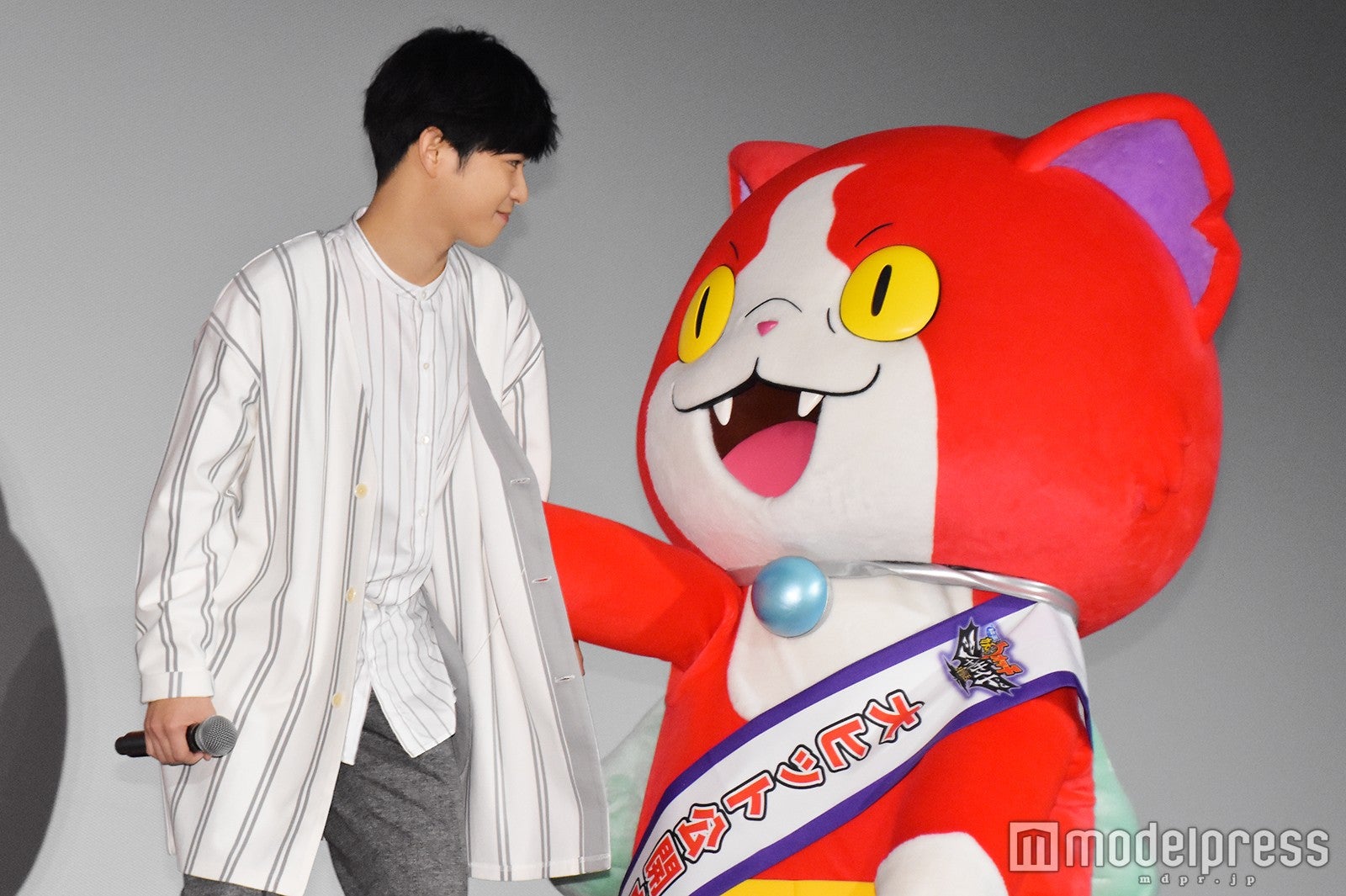 ジバニャンとじゃれる千葉雄大（C）モデルプレス