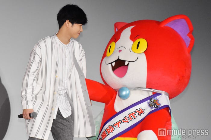 ジバニャンとじゃれる千葉雄大(C)モデルプレス